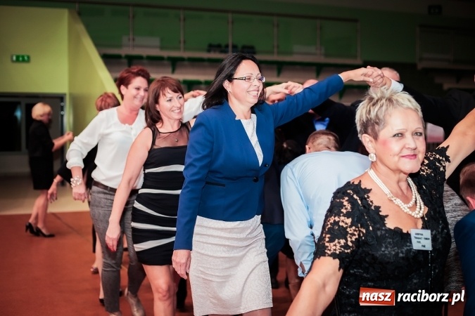 Zdjęcie w galerii na portalu naszraciborz.pl: Poloneza czas zacząć. Bal absolwentów I LO w Arenie Rafako wiadomości z regionu