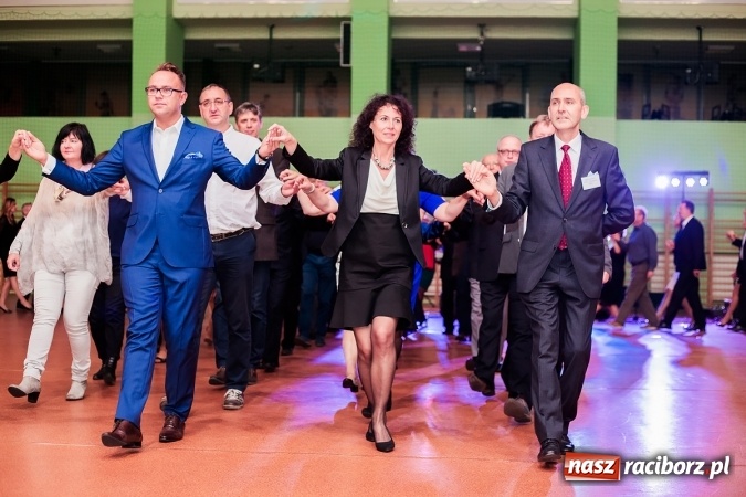 Zdjęcie w galerii na portalu naszraciborz.pl: Poloneza czas zacząć. Bal absolwentów I LO w Arenie Rafako wiadomości z regionu