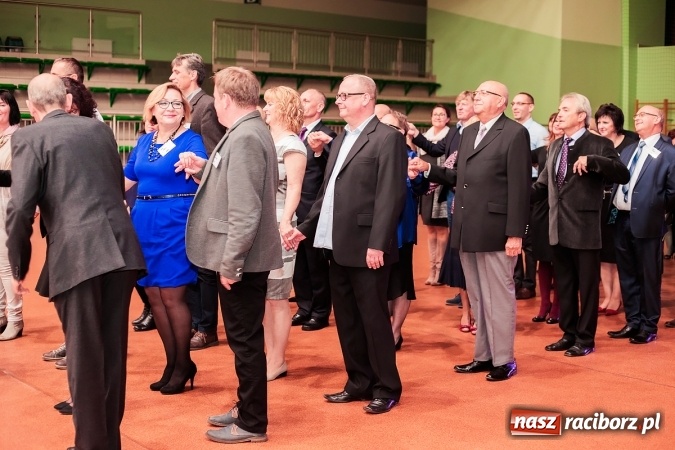 Zdjęcie w galerii na portalu naszraciborz.pl: Poloneza czas zacząć. Bal absolwentów I LO w Arenie Rafako wiadomości z regionu