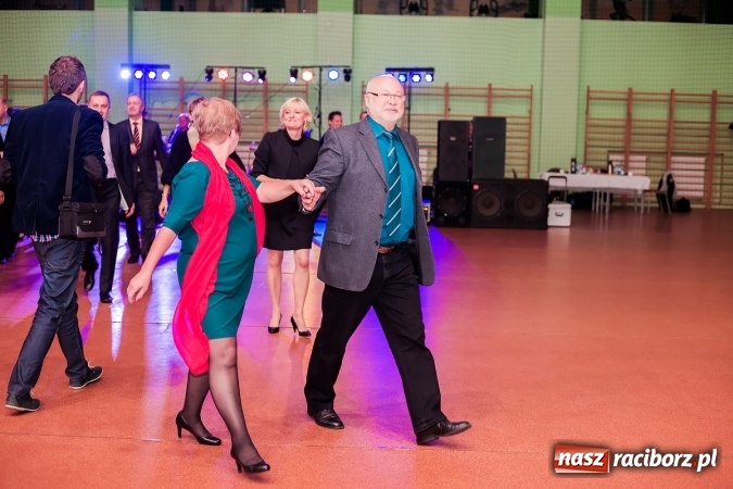 Zdjęcie w galerii na portalu naszraciborz.pl: Poloneza czas zacząć. Bal absolwentów I LO w Arenie Rafako wiadomości z regionu