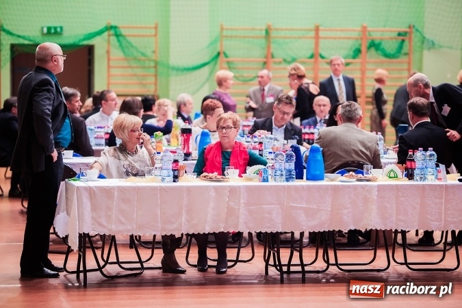 Zdjęcie w galerii na portalu naszraciborz.pl: Poloneza czas zacząć. Bal absolwentów I LO w Arenie Rafako wiadomości z regionu