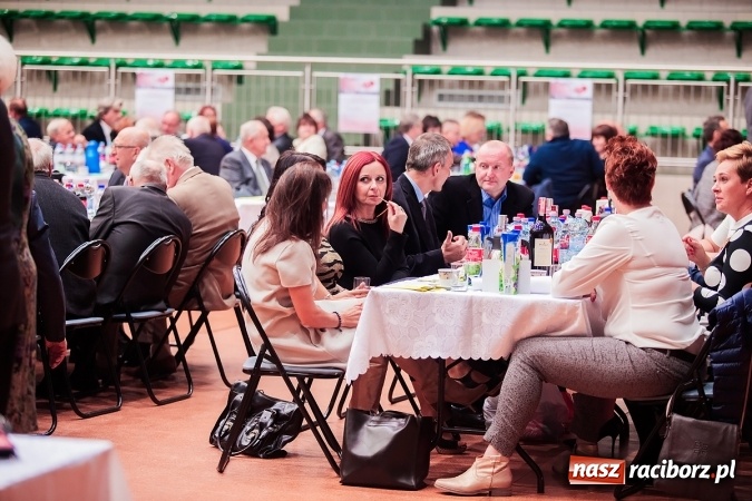 Zdjęcie w galerii na portalu naszraciborz.pl: Poloneza czas zacząć. Bal absolwentów I LO w Arenie Rafako wiadomości z regionu