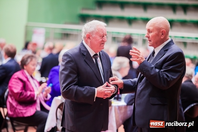 Zdjęcie w galerii na portalu naszraciborz.pl: Poloneza czas zacząć. Bal absolwentów I LO w Arenie Rafako wiadomości z regionu