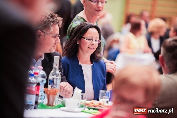 Zdjęcie w galerii na portalu naszraciborz.pl: Poloneza czas zacząć. Bal absolwentów I LO w Arenie Rafako wiadomości z regionu