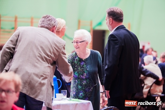 Zdjęcie w galerii na portalu naszraciborz.pl: Poloneza czas zacząć. Bal absolwentów I LO w Arenie Rafako wiadomości z regionu