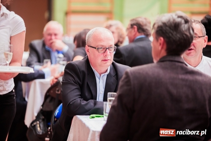 Zdjęcie w galerii na portalu naszraciborz.pl: Poloneza czas zacząć. Bal absolwentów I LO w Arenie Rafako wiadomości z regionu