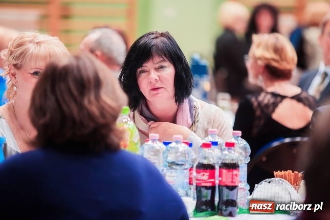 Zdjęcie w galerii na portalu naszraciborz.pl: Poloneza czas zacząć. Bal absolwentów I LO w Arenie Rafako wiadomości z regionu