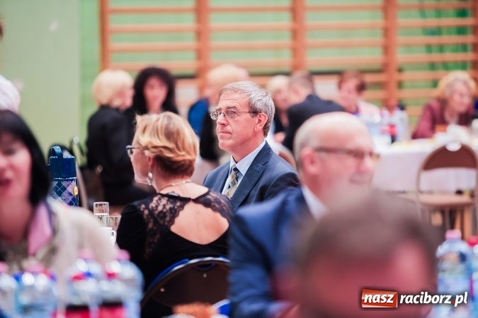 Zdjęcie w galerii na portalu naszraciborz.pl: Poloneza czas zacząć. Bal absolwentów I LO w Arenie Rafako wiadomości z regionu