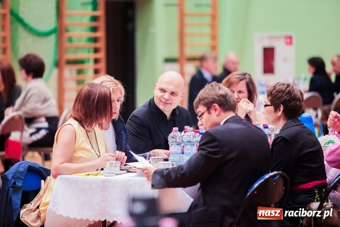 Zdjęcie w galerii na portalu naszraciborz.pl: Poloneza czas zacząć. Bal absolwentów I LO w Arenie Rafako wiadomości z regionu
