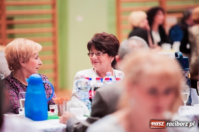 Zdjęcie w galerii na portalu naszraciborz.pl: Poloneza czas zacząć. Bal absolwentów I LO w Arenie Rafako wiadomości z regionu