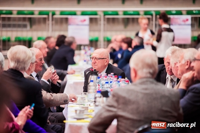 Zdjęcie w galerii na portalu naszraciborz.pl: Poloneza czas zacząć. Bal absolwentów I LO w Arenie Rafako wiadomości z regionu