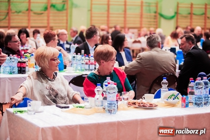 Zdjęcie w galerii na portalu naszraciborz.pl: Poloneza czas zacząć. Bal absolwentów I LO w Arenie Rafako wiadomości z regionu