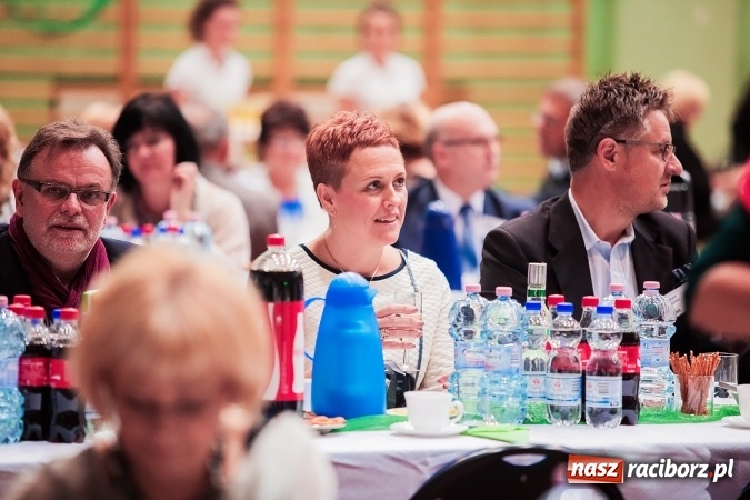 Zdjęcie w galerii na portalu naszraciborz.pl: Poloneza czas zacząć. Bal absolwentów I LO w Arenie Rafako wiadomości z regionu