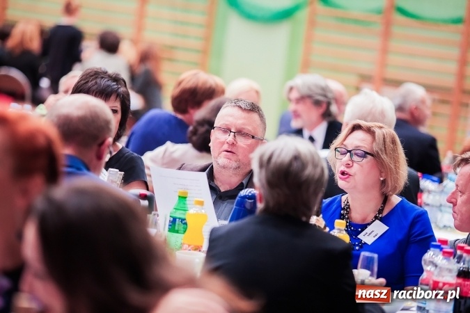 Zdjęcie w galerii na portalu naszraciborz.pl: Poloneza czas zacząć. Bal absolwentów I LO w Arenie Rafako wiadomości z regionu