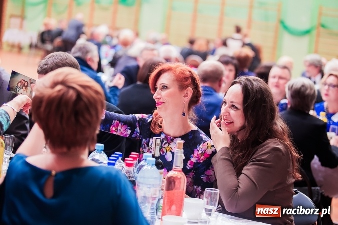 Zdjęcie w galerii na portalu naszraciborz.pl: Poloneza czas zacząć. Bal absolwentów I LO w Arenie Rafako wiadomości z regionu