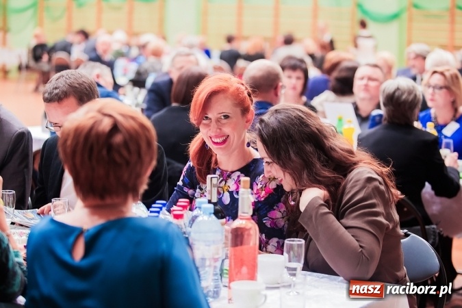 Zdjęcie w galerii na portalu naszraciborz.pl: Poloneza czas zacząć. Bal absolwentów I LO w Arenie Rafako wiadomości z regionu