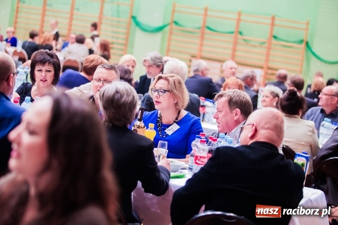 Zdjęcie w galerii na portalu naszraciborz.pl: Poloneza czas zacząć. Bal absolwentów I LO w Arenie Rafako wiadomości z regionu