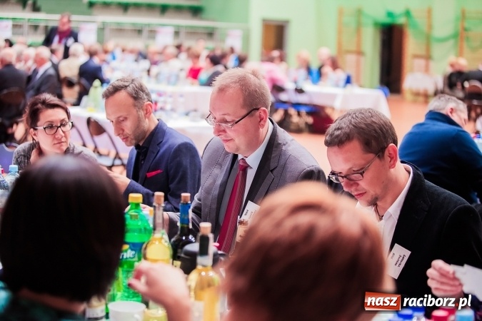 Zdjęcie w galerii na portalu naszraciborz.pl: Poloneza czas zacząć. Bal absolwentów I LO w Arenie Rafako wiadomości z regionu