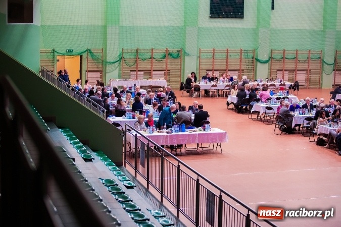 Zdjęcie w galerii na portalu naszraciborz.pl: Poloneza czas zacząć. Bal absolwentów I LO w Arenie Rafako wiadomości z regionu