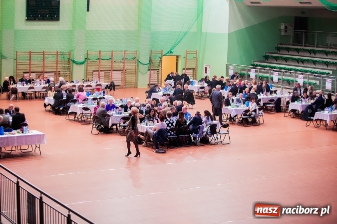 Zdjęcie w galerii na portalu naszraciborz.pl: Poloneza czas zacząć. Bal absolwentów I LO w Arenie Rafako wiadomości z regionu