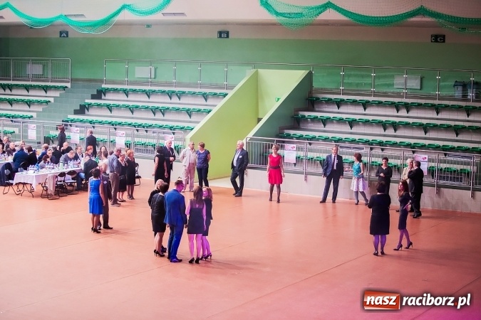 Zdjęcie w galerii na portalu naszraciborz.pl: Poloneza czas zacząć. Bal absolwentów I LO w Arenie Rafako wiadomości z regionu