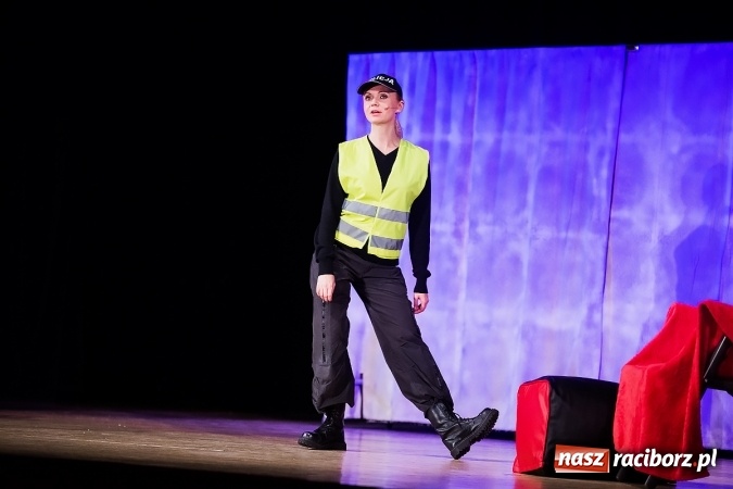 Zdjęcie w galerii na portalu naszraciborz.pl: Randka w ciemno na dwie pary bawiła w RCK wiadomości z regionu