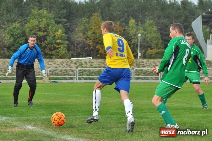 Zdjęcie w galerii na portalu naszraciborz.pl: Stal przegrała z Brzeziem przy pustych trybunach wiadomości z regionu