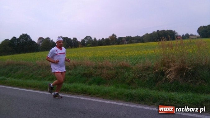 Zdjęcie w galerii na portalu naszraciborz.pl: Sztafeta Papieska z Kietrza do Krakowa odbyła się już po raz trzeci wiadomości z regionu