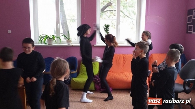 Zdjęcie w galerii na portalu naszraciborz.pl: Klasa III c z SP 15 w Czarnym Teatrze  wiadomości z regionu
