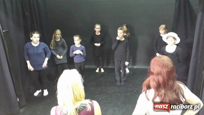 Zdjęcie w galerii na portalu naszraciborz.pl: Klasa III c z SP 15 w Czarnym Teatrze  wiadomości z regionu