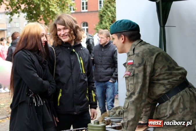 Zdjęcie w galerii na portalu naszraciborz.pl: Gimnazjum nr 5 świętowało na festynie rodzinnym wiadomości z regionu