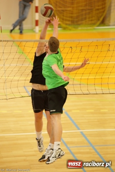Zdjęcie w galerii na portalu naszraciborz.pl: Dwójki siatkarskie zagrały dziś w CKZiU nr 1. Sprawdź, kto wygrał! wiadomości z regionu