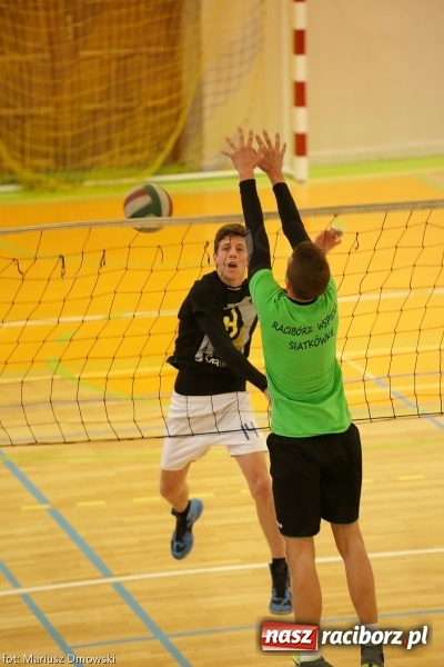 Zdjęcie w galerii na portalu naszraciborz.pl: Dwójki siatkarskie zagrały dziś w CKZiU nr 1. Sprawdź, kto wygrał! wiadomości z regionu