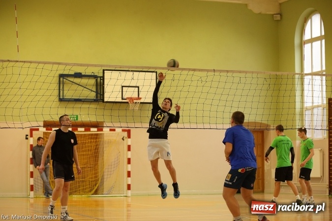 Zdjęcie w galerii na portalu naszraciborz.pl: Dwójki siatkarskie zagrały dziś w CKZiU nr 1. Sprawdź, kto wygrał! wiadomości z regionu