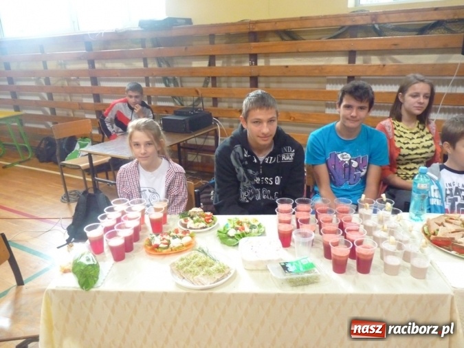 Zdjęcie w galerii na portalu naszraciborz.pl: Uczniowie z Nędzy zrobili pokaz&oacute;wkę! Zobacz, co jedzą na śniadanie wiadomości z regionu