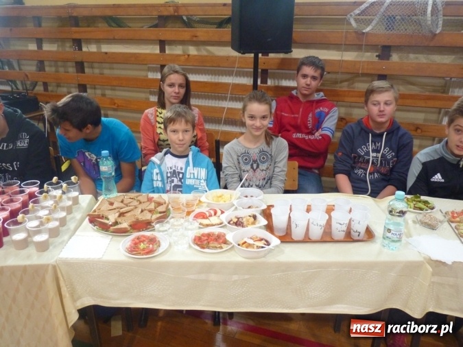 Zdjęcie w galerii na portalu naszraciborz.pl: Uczniowie z Nędzy zrobili pokaz&oacute;wkę! Zobacz, co jedzą na śniadanie wiadomości z regionu