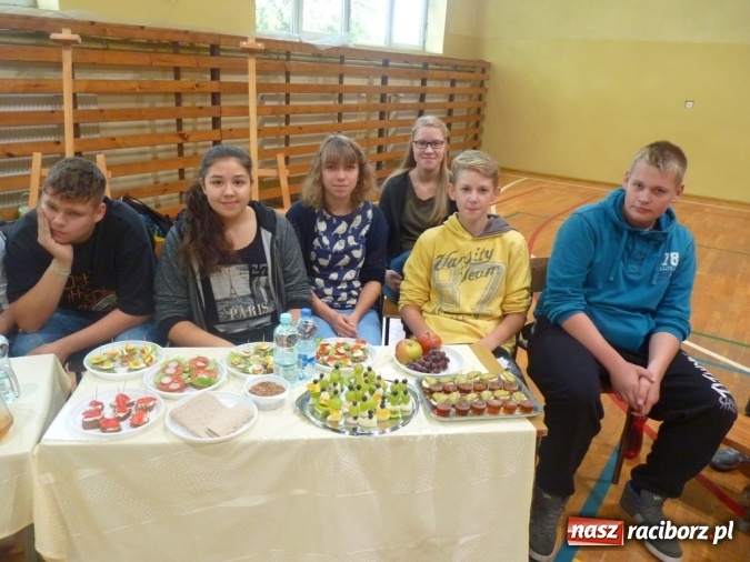 Zdjęcie w galerii na portalu naszraciborz.pl: Uczniowie z Nędzy zrobili pokaz&oacute;wkę! Zobacz, co jedzą na śniadanie wiadomości z regionu