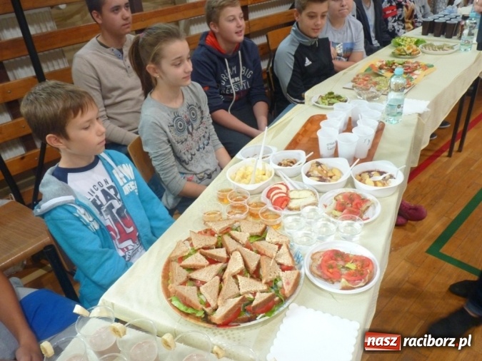 Zdjęcie w galerii na portalu naszraciborz.pl: Uczniowie z Nędzy zrobili pokaz&oacute;wkę! Zobacz, co jedzą na śniadanie wiadomości z regionu