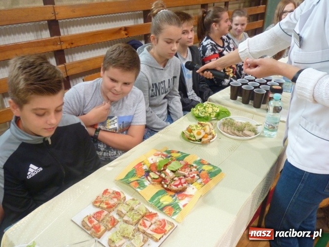 Zdjęcie w galerii na portalu naszraciborz.pl: Uczniowie z Nędzy zrobili pokaz&oacute;wkę! Zobacz, co jedzą na śniadanie wiadomości z regionu