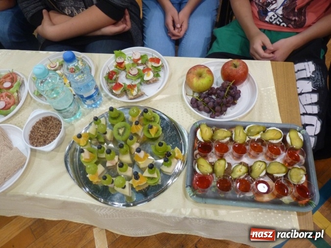 Zdjęcie w galerii na portalu naszraciborz.pl: Uczniowie z Nędzy zrobili pokaz&oacute;wkę! Zobacz, co jedzą na śniadanie wiadomości z regionu
