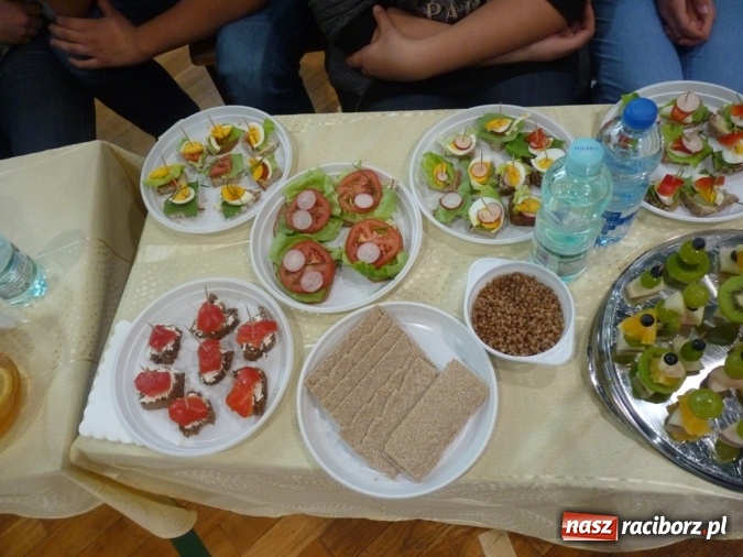 Zdjęcie w galerii na portalu naszraciborz.pl: Uczniowie z Nędzy zrobili pokaz&oacute;wkę! Zobacz, co jedzą na śniadanie wiadomości z regionu