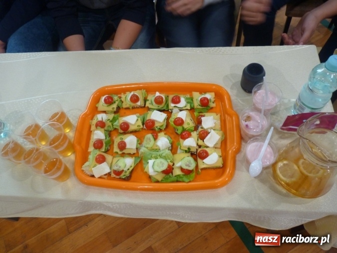 Zdjęcie w galerii na portalu naszraciborz.pl: Uczniowie z Nędzy zrobili pokaz&oacute;wkę! Zobacz, co jedzą na śniadanie wiadomości z regionu