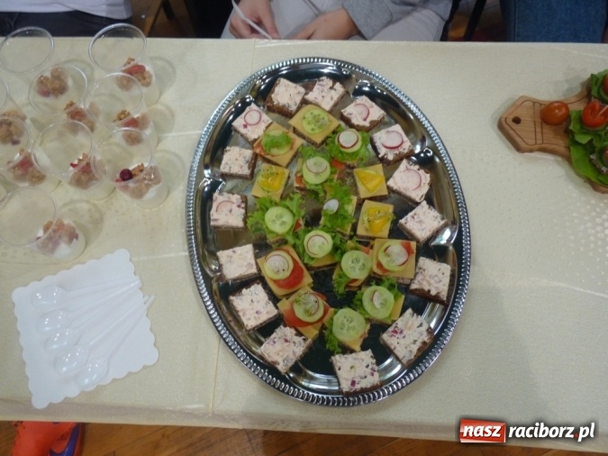Zdjęcie w galerii na portalu naszraciborz.pl: Uczniowie z Nędzy zrobili pokaz&oacute;wkę! Zobacz, co jedzą na śniadanie wiadomości z regionu