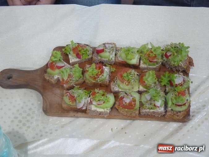 Zdjęcie w galerii na portalu naszraciborz.pl: Uczniowie z Nędzy zrobili pokaz&oacute;wkę! Zobacz, co jedzą na śniadanie wiadomości z regionu