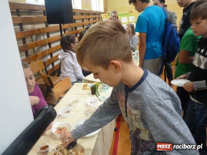 Zdjęcie w galerii na portalu naszraciborz.pl: Uczniowie z Nędzy zrobili pokaz&oacute;wkę! Zobacz, co jedzą na śniadanie wiadomości z regionu