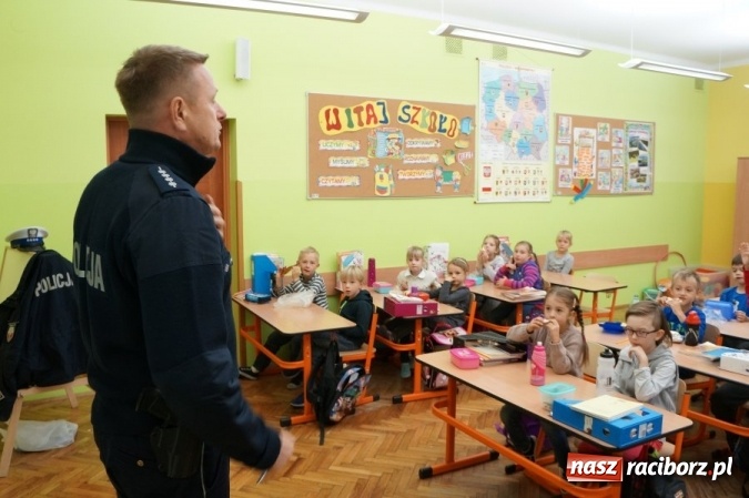 Zdjęcie w galerii na portalu naszraciborz.pl: Uczniowie Szkoły Podstawowej nr 13 noszą na plecakach niebieskie odblaskowe serduszka wiadomości z regionu