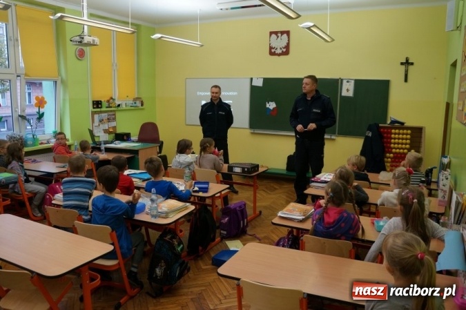 Zdjęcie w galerii na portalu naszraciborz.pl: Uczniowie Szkoły Podstawowej nr 13 noszą na plecakach niebieskie odblaskowe serduszka wiadomości z regionu