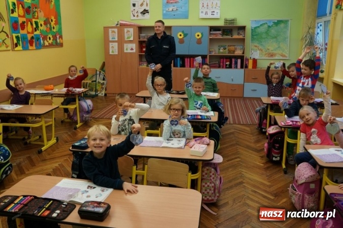 Zdjęcie w galerii na portalu naszraciborz.pl: Uczniowie Szkoły Podstawowej nr 13 noszą na plecakach niebieskie odblaskowe serduszka wiadomości z regionu