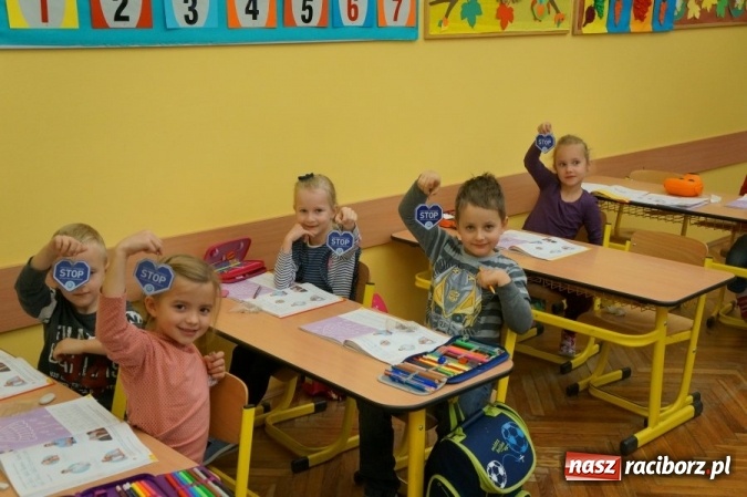 Zdjęcie w galerii na portalu naszraciborz.pl: Uczniowie Szkoły Podstawowej nr 13 noszą na plecakach niebieskie odblaskowe serduszka wiadomości z regionu