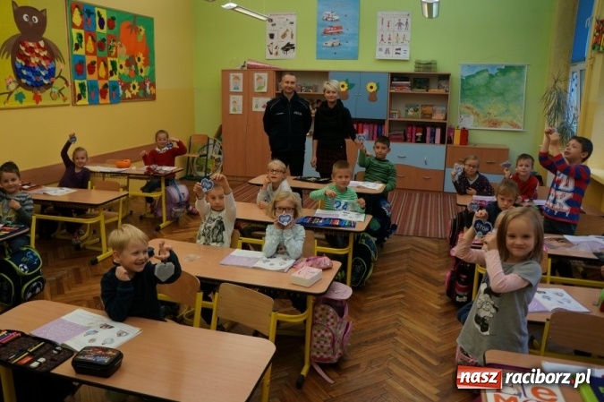 Zdjęcie w galerii na portalu naszraciborz.pl: Uczniowie Szkoły Podstawowej nr 13 noszą na plecakach niebieskie odblaskowe serduszka wiadomości z regionu